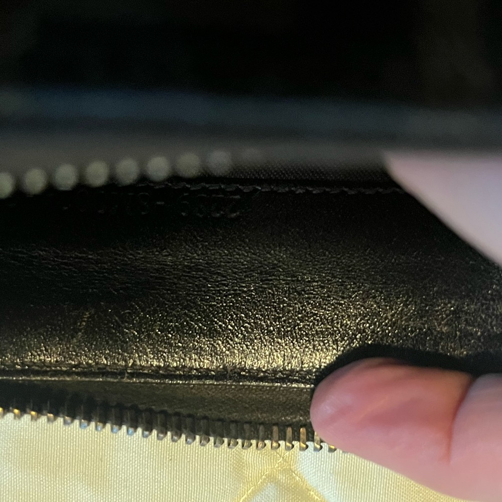Fendi zip around wallet authentic - Picture 11 of 11